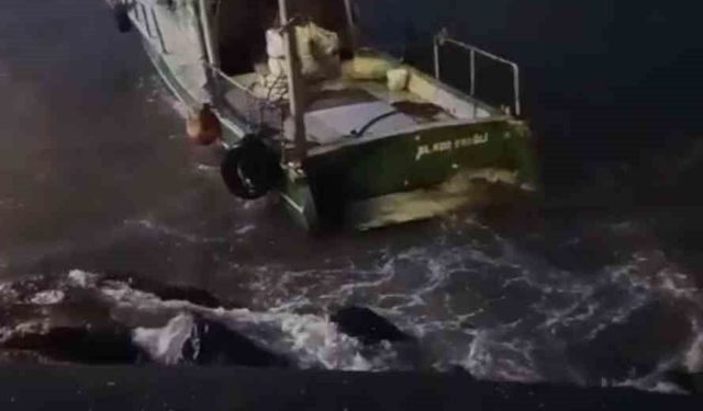 Dalgalarla savrulan balıkçı teknesinin kurtarılma anları ortaya çıktı