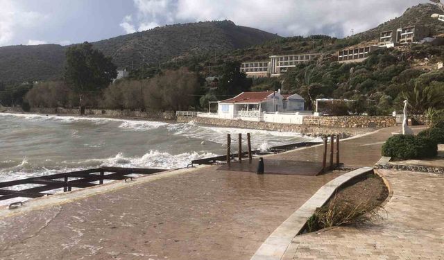 Datça’da sağanak yağış ve fırtına kurumlar teyakkuza geçirdi