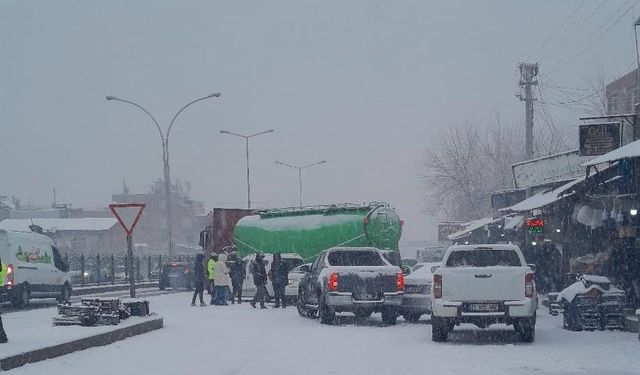 Diyarbakır'da kar yağışı nedeniyle 5 araç bir birine girdi