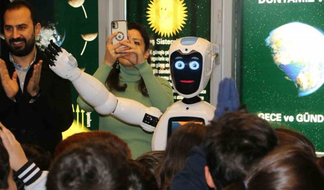 Diyarbakırlı öğrenciler atık malzemelerden robot yaptı