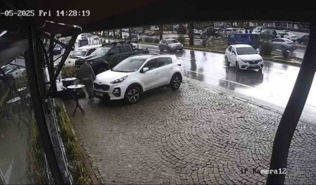 El freni çekilmeyen otomobil, başka araca çarptı