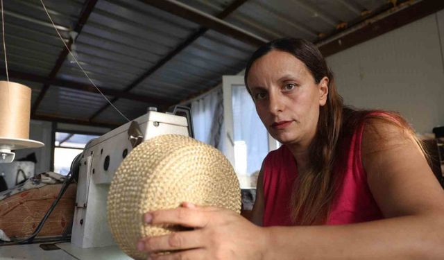 El işiyle ilmik atarak para kazanan 4 çocuklu anne, evlatlarına ve engelli eşine kendi emeğiyle bakıyor