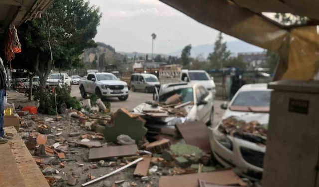 Fırtınanın etkisiyle yıkılan duvar 3 otomobile ve 1 motosiklet zarar verdi