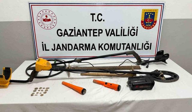Gaziantep'te kaçak kazı yapan 2 şahıs suçüstü yakalandı: 15 adet tarihi sikke ele geçirildi
