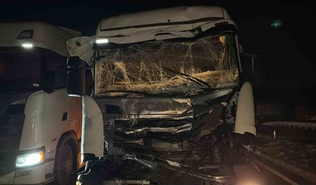 İki tır ve otomobilin çarpıştığı kazada bir kişi yaralandı