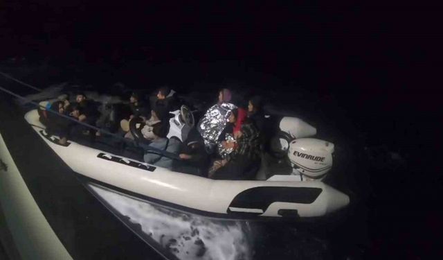 İzmir açıklarında 25 düzensiz göçmen yakalandı, 33 göçmen kurtarıldı