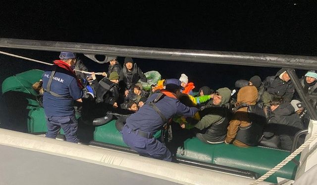 İzmir açıklarında 50 düzensiz göçmen yakalandı