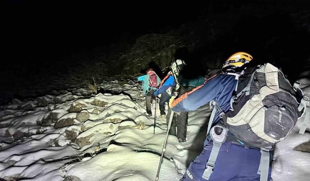 Karla kaplı dağa tırmanıp mahsur kalan 3 arkadaş kurtarıldı