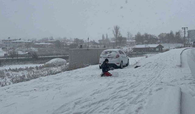 Kars beyaz gelinliğini giydi: Meteoroloji uyarmıştı, kar şehre indi
