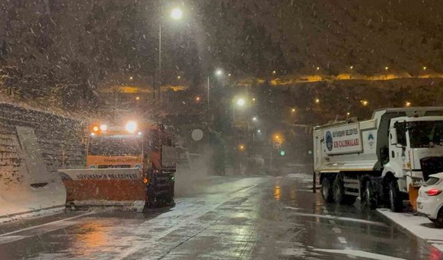 Kayseri'de gece saatlerinde başlayan kar yağışı kenti beyaza bürüdü