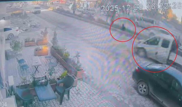 Koşarak karşıya geçen çocuk saniyelerle ölümden döndü