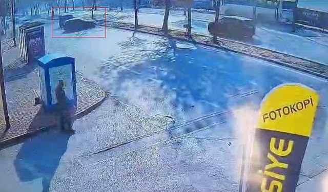 Makas atan otomobil ağaca çarpıp takla attı: 1 ölü