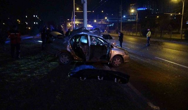 Malatya'da kontrolden çıkan araç trambüs direğine çarptı: 1 ölü 1 ağır yaralı