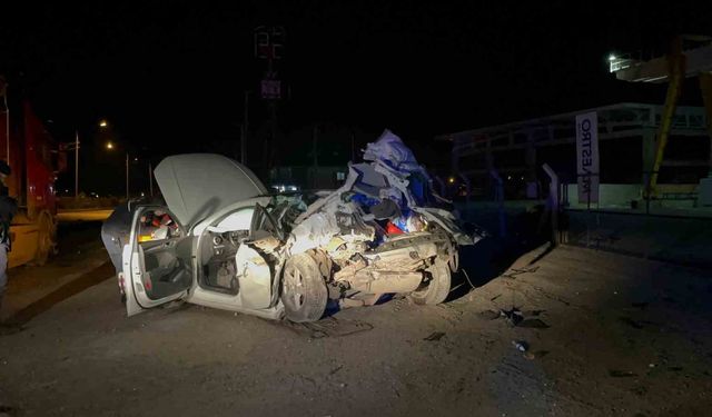 Menteşe'de tıra arkadan çarpan otomobil, hurda yığınına döndü: 1 ölü, 1 ağır yaralı