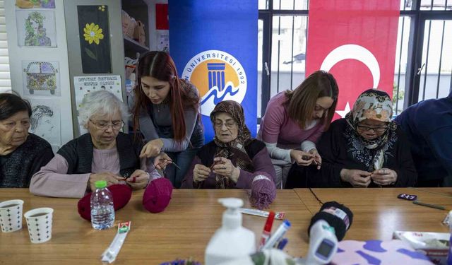 Mersin'de alzheimer hastaları sanat terapisiyle hayata tutunuyor