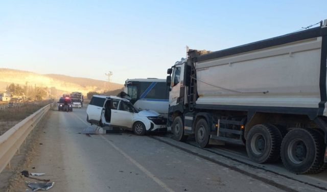 Mersin'de hafif ticari araçla minibüs çarpıştı: 1 ölü