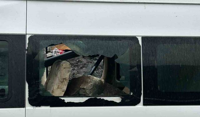 Minibüsün üzerine dev kayalar düştü, 3 kişi şans eseri kurtuldu
