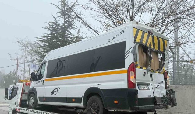 Öğrenci servisi, tır ve hafif ticari aracın karıştığı kazada 20 kişi yaralandı