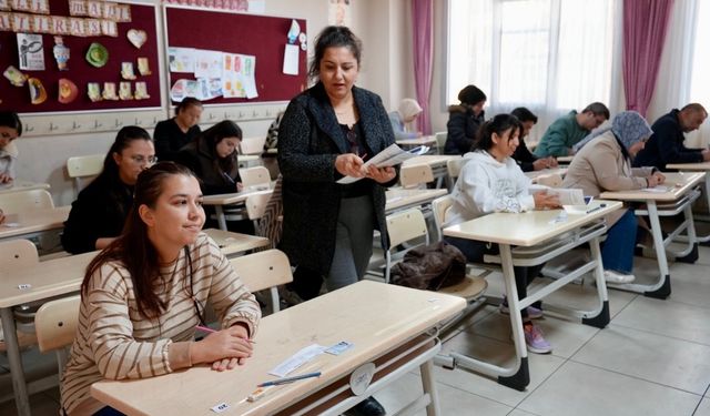 Öğrenciler dışarıda, veliler sınavda