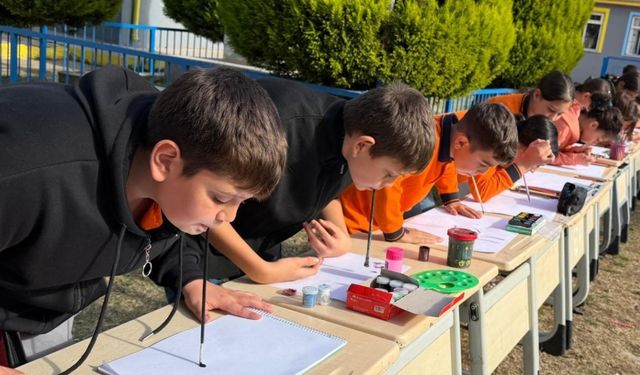 Öğrenciler empati yaparak ellerini kullanmadan resim yaptı