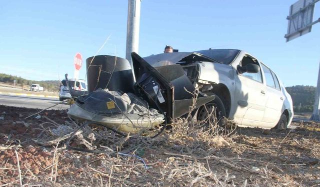 Otomobil trafik ışığı direğine çarptı: 2 yaralı