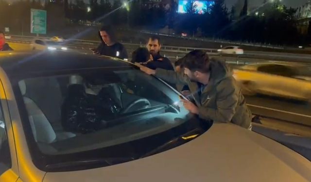 Otoyolda aracının içinde uyuyan adamı itfaiye camı kırarak uyandırdı