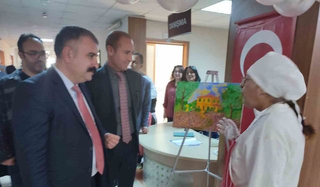 Özel bireylerin yıl boyunca ürettiği eserler sergilendi