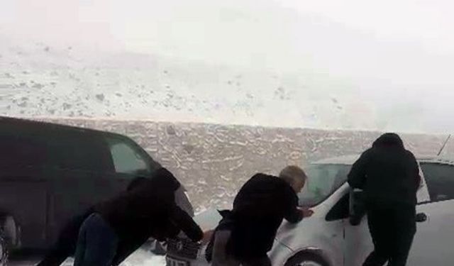 Palandöken geçidinde ulaşıma kar engeli