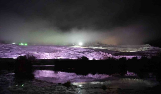 Pamukkale travertenlerinde yağmur sonrası oluşan sis, kartpostallık görüntüler oluşturdu