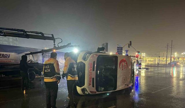 Panelvan ile çarpışan ambulans devrildi: 6 yaralı