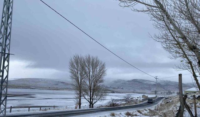 Patnos’ta mevsimin ilk karı yağdı