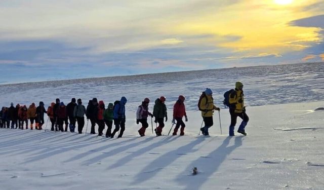 Sarıkamış şehitlerini dağcılar 3 bin rakımda andı