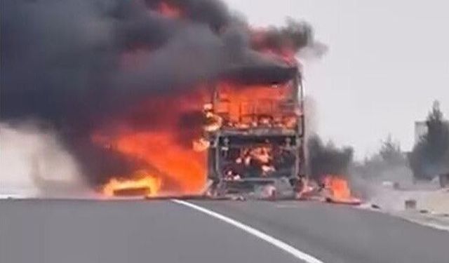 Seyir halindeki yolcu otobüsü alev alev yandı: 25 yolcu son anda kurtuldu