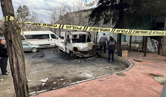 Sığındığı araçta yanarak can verdi