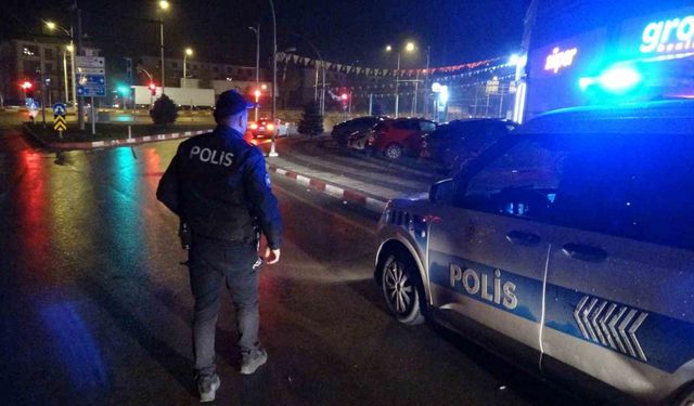 Silahla yaralayıp aracına aldığı şahsı yol kenarına atıp kaçtı