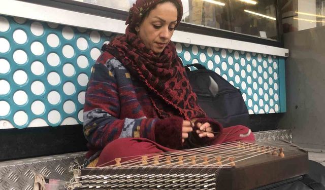 Sıra dışı müzik aleti ile sokakta sanatını devam ettiriyor