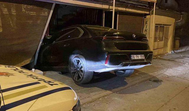 Sivas’ta fren yerine gaza basan sürücü, markete girdi