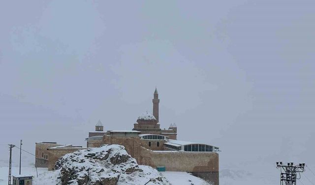 Tarihi İshak Paşa Sarayı beyaza büründü