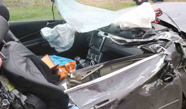 Tıra arkadan çarpan araç kağıt gibi ezildi: 1 ölü, 1 yaralı