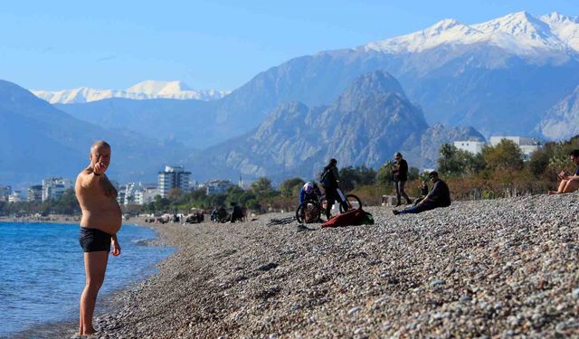 Türkiye karla mücadele ederken Antalya'da deniz sefası