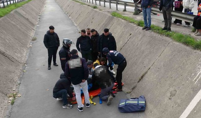 Yayaya yol veren motosikletli arkasından gelen otomobilin çarpmasıyla kanala uçtu