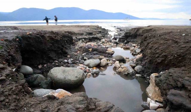 Yılın en kısa gününde deniz suyu çekildi, sağanak yağmur sahili tahrip etti