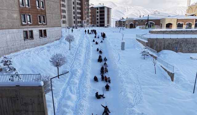 Yüksekova'da çocuklar mahalle yolunu kayak pistine çevirdi