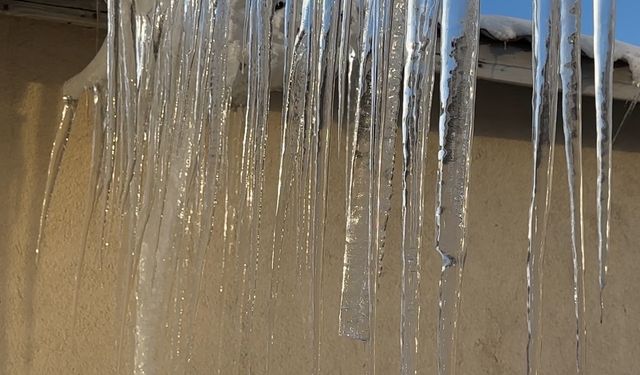 Yüksekova'da dondurucu soğuklar: Buz sarkıtları 3 metreyi aştı