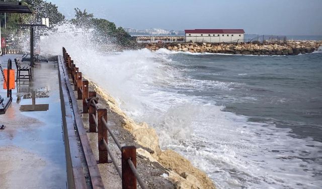 Doğu Akdeniz’de dev dalgalar kıyıları dövdü