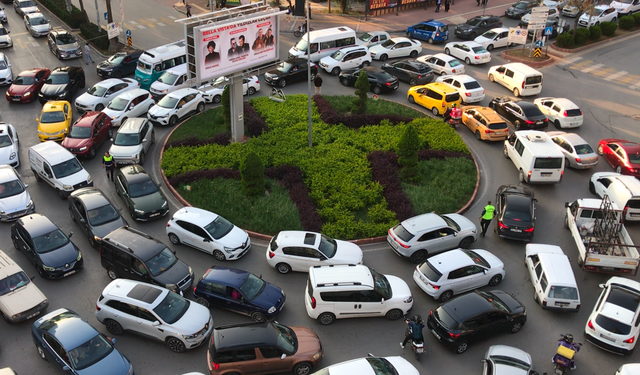 Mersin’de mesai sonrası trafik çilesi