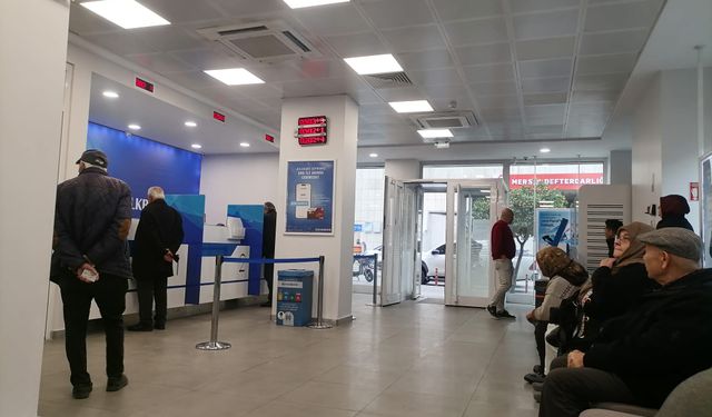 Evde engelli bakım ödemelerinin Halkbank’a geçmesiyle Mersin’deki şubelerde yoğunluk oluştu