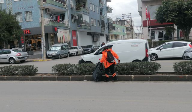 Mersin’de belediye işçileri, kenti titizlikle temizliyor