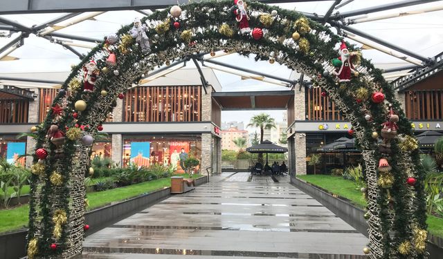 Mersin’de Yılbaşı Hazırlıkları Başladı: AVM’lerden Renkli Görüntüler