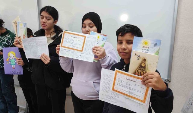 Adana'da engelleri aşan karne sevinci: Görme engelli öğrenciler ''Braille alfabesi'' ile hazırlanan karnelerini aldı